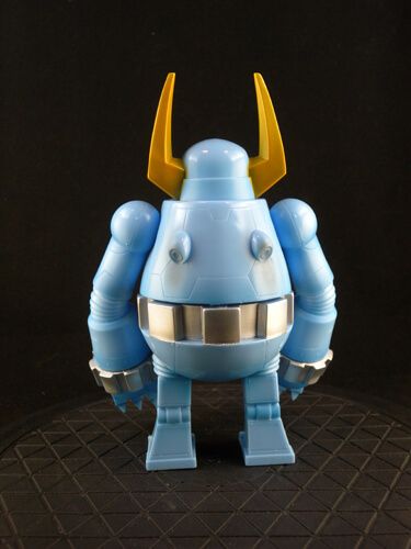 knuckle-bear-retro-robot-by-touma-back