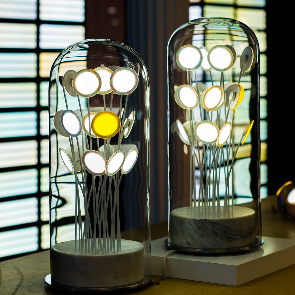 Created by Thierry GAUGAIN, this unique family of flowers made with OLED, grown under a glass-blown greenhouse, luminous brides’ bouquet of the 19th century, a romantique and boheme journey. The Bell family can be found in different sizes, going from 3 to 45 lights, in order to best fit your place. Anabell, 21 lights, member of the BELL Family, will be your glowing partner for your evenings.