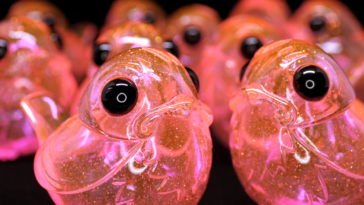 neon-pink-robins-dcon2019-muffinman-featured