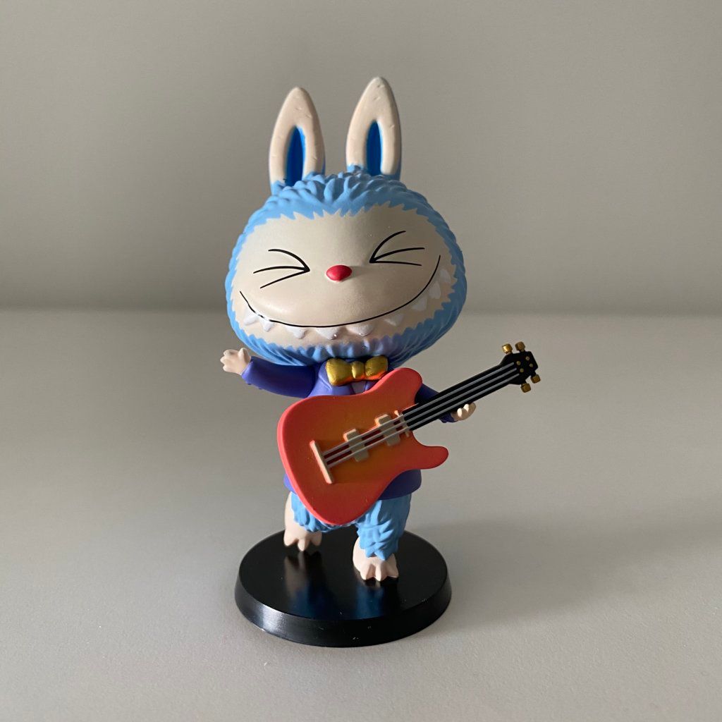 forest-concert-labubu-popmart-guitar